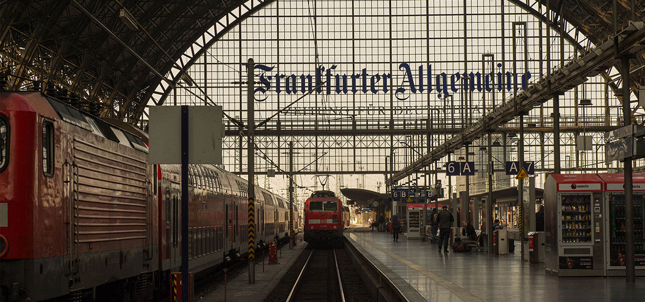 Aufnahme der Bahnhofshalle des Hauptbahnhofs Frankfurt mit Blick auf die Großwerbung der Frankfurter Allgemeinen Zeitung an der Glasfassade